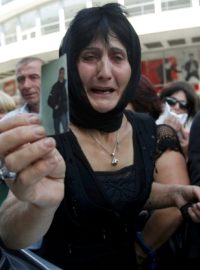 Žena v davu lidí protestujících proti násilí v gruzínských věznicích