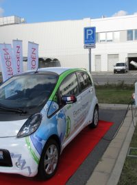 Dobíjení elektromobilu před automobilkou TPCA v Kolíně