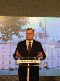 Ministr zemědělství Petr Bendl, premiér Petr Nečas a ministr zdravotnictví Leoš Heger vyhlašují zákaz vývozu českých lihovin