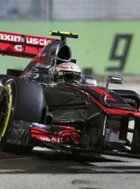 Britský jezdec Lewis Hamilton při kvalifikaci na GP Singapuru