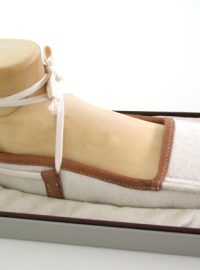 Zlínský vědec Petr Hlaváček vyrobil repliku obuvi, kterou nosili vojáci čínského císaře před 2000 lety