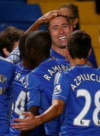 Fotbalisté Chelsea se radují z jednoho ze šesti gólů do sítě Wolverhamptonu v Ligovém poháru