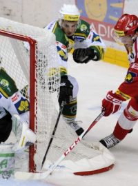 Utkání 5. kola hokejové extraligy HC Slavia Praha - HC Energie Karlovy Vary hrané 25. září v Praze. Zprava Tomáš Hertl ze Slavie a Martin Rohan z HC Energie Karlovy Vary bojují o puk. Vlevo brankář Karlových Varů Lukáš Mensator.