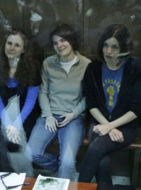 Pussy Riot - Marija Aljochinová, Jekatěrina Samucevičová a Naděžda Tolokonnikovová v soudní síni při odvolacím řízení