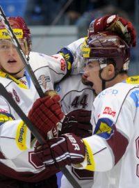 7. kolo hokejové extraligy: HC Škoda Plzeň - HC Sparta Praha, 30. září v Plzni. Radost hráčů Sparty z gólu.