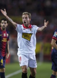 Rakitič ze Sevilly reaguje na výrok rozhodčího v utkání proti Barceloně