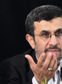 Íránský prezident Mahmúd Ahmadínežád čelí kvůli zhoršující se ekonomické situaci kritice v parlamentu