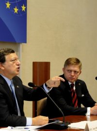 Předseda Evropské komise José Manuel Barroso a slovenský premiér Robert Fio na schůzce předsedů vlád 15 členských zemí Evropské unie a Chorvatska