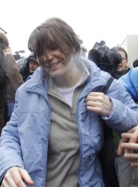 Jekatěrina Samucevičová, členka Pussy Riot, po rozhodnutí moskevského odvolacího soudu změnit její trest z nepodmíněného na podmíněný