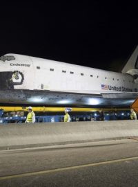 Raketoplán Endeavour na cestě do svého nového domova v Kalifornii