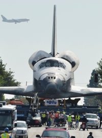 Raketoplán Endeavour se pohybuje po Crenshaw Drive do California Science Center, kde svoji pouť zakončí