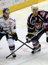 12. kolo hokejové extraligy: Piráti Chomutov - HC Vítkovice Steel 14. října v Chomutově. Vlevo Tomáš Káňa z Vítkovic a Milan Jurčina z Chomutova.