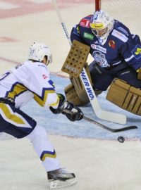 Utkání 14. kola hokejové extraligy: Bílí Tygři Liberec - Rytíři Kladno, 21. října v Liberci. Brankář Liberce Marek Pinc a Jan Hlaváč z Kladna.