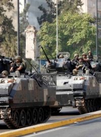 Kvůli násilnostem byly v ulicích Bejrútu rozmístěny jednotky libanonské armády