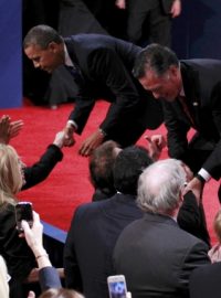 Barack Obama a Mitt Romney se zdraví s diváky posledního duelu v budově Lynnovy univerzity na Floridě