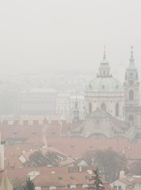 Prahu pokrývá smog