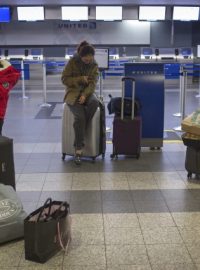 Jihokorejští turisté na newyorském letišti. Jejich let byl zrušen kvůli hurikánu Sandy.JPG