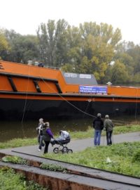 Remorkér čeká nad střekovskými zdymadly