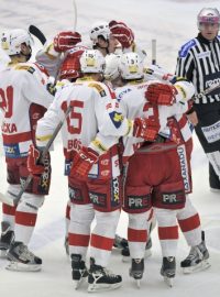 Hokejisté Slavie se radují z gólu do sítě Karlových Varů