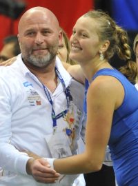 Petra Kvitová slaví výhru nad Jelenou Jankovičovou se svým trenérem Davidem Kotyzou