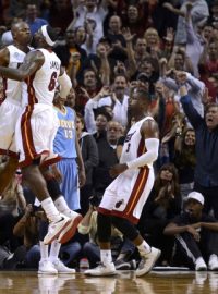 LeBron James and Dwyane Wade slaví výhru v NBA