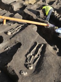 Antropologové u hrobů z druhé poloviny 11. století. Nalezeny byly ve Vídeňské ulici v Brně v nedávno objevené rotundě