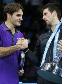 Roger Federer (vlevo) a Novak Djokovič po finále Turnaj mistrů