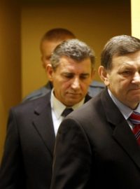 Mladen Markač a Ante Gotovina při příchodu do soudní síně