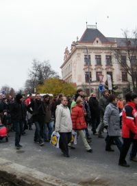 Tisíce lidí demonstrovaly za zachování nemocnice v Roudnici nad Labem