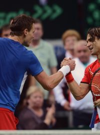 Finále tenisového Davisova poháru ČR - Španělsko - závěrečné dvouhry 18. listopadu v Praze. David Ferrer (vpravo) a Tomáš Berdych po skončení zápasu