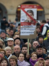 Studenti třeboňského gymnázia svolali 17. listopadu na náměstí Přemysla Otakara II. v Českých Budějovicích shromáždění proti obsazení místa krajské radní pro školství komunistkou Vítězslavou Baborovou