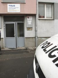 Policista hlídkuje před sídlem firmy TC Trade ve slovenském Zvolenu