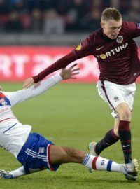 Utkání skupiny I 5. kola základních skupin fotbalové Evropské ligy AC Sparta Praha - Olympique Lyon, 22. listopadu v Praze. Zleva Clément Grenier z Olympique Lyon a Ladislav Krejčí z AC Sparta Praha.