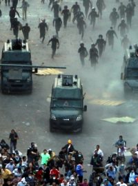 Policie proti demonstrantům zasahovala na náměstí Tahrír slzným plynem