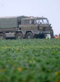 Vyšetřovatelé pokračují v ohledávání a dokumentaci trosek jednomístného letounu L-159