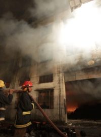 Požár v textilce na předměstí bangladéšské metropole si vyžádal nejméně 121 mrtvých
