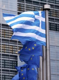 Řecká vlajka před sídlem Evropské komise v Bruselu
