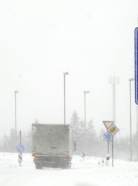 Ve vyšších polohách Krušných hor napadl v noci ze středy na čtvrtek sníh, který působí problémy hlavně řidičům