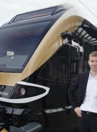 Leoš Novotný před vlakem Leo Express