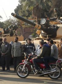 Před budovu prezidentského paláce v Káhiře umístila armáda tanky