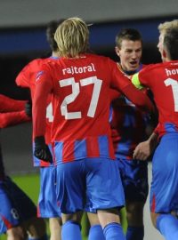 Fotbalisté Plzně se radují z gólu, kterým porazili Atlético Madrid 1:0