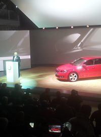 Nejvyšší šéf Škody Auto Winfried Vahland představuje nejnovější model Škoda Octavia