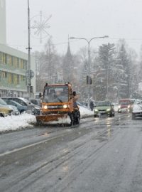 Dopravu na většině území republiky stěžuje sníh a náledí