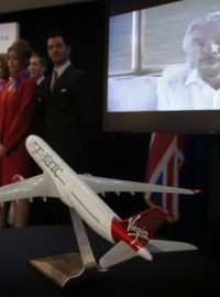 Zakladatel Virgin Atlantic Richard Branson mluví prostřednictvím telemostu na konferenci v New Yorku.