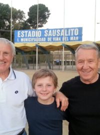 Jozef Štibrányi, Jiří Hora jr. a Josef Jelínek před stadionem ve Viňa del Mar