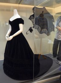 Výstava Monarchie. Sametové šaty císařovny Sissi