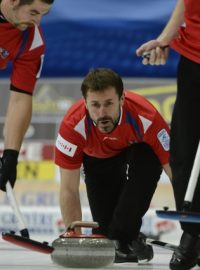 Skip Jiří Snítil při souboji o bronz s Dánskem. Mistrovství Evropy v curlingu