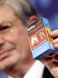 Eurokomisař pro zdraví Tonio Borg ukazuje, jak by mohly vypadat krabičky cigaret