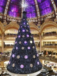 Vánoční stromek v pařížské Galerie Lafayette