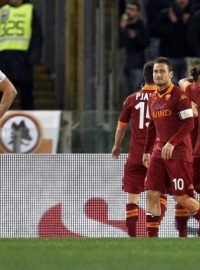 AS Řím (v červeném) porazil AC Milán 4:2, dva góly si připsal Eric Lamela (vpravo)